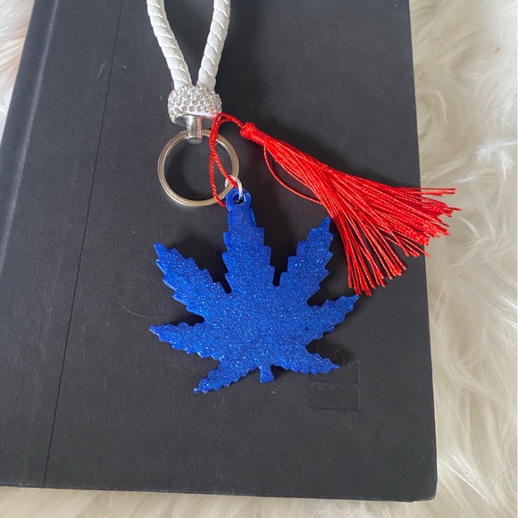 KEY CHAIN
Handmade resin leaf keychain - Picture 2 of 3